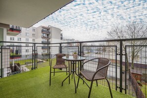 Outdoor dining - Nasielska 23 Warszawa | Bright Apartment with Bathtub and Balcony (Warszawa)