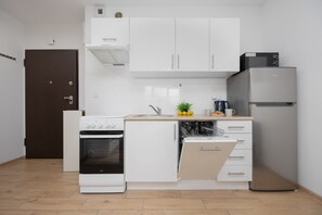 Fridge, microwave, oven, stovetop - Nasielska 23 Warszawa | Bright Apartment with Bathtub and Balcony (Warszawa)