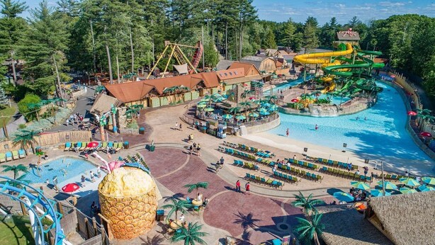 Un parc aquatique doté de plusieurs piscines, de toboggans et d’une grande structure en forme d’ananas.