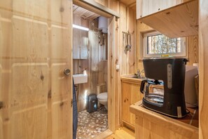 Douche, articles de toilette gratuits, serviettes fournies