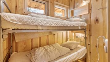 1 bedroom, bed sheets