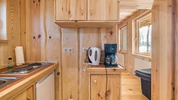 Fridge, stovetop, coffee/tea maker, electric kettle