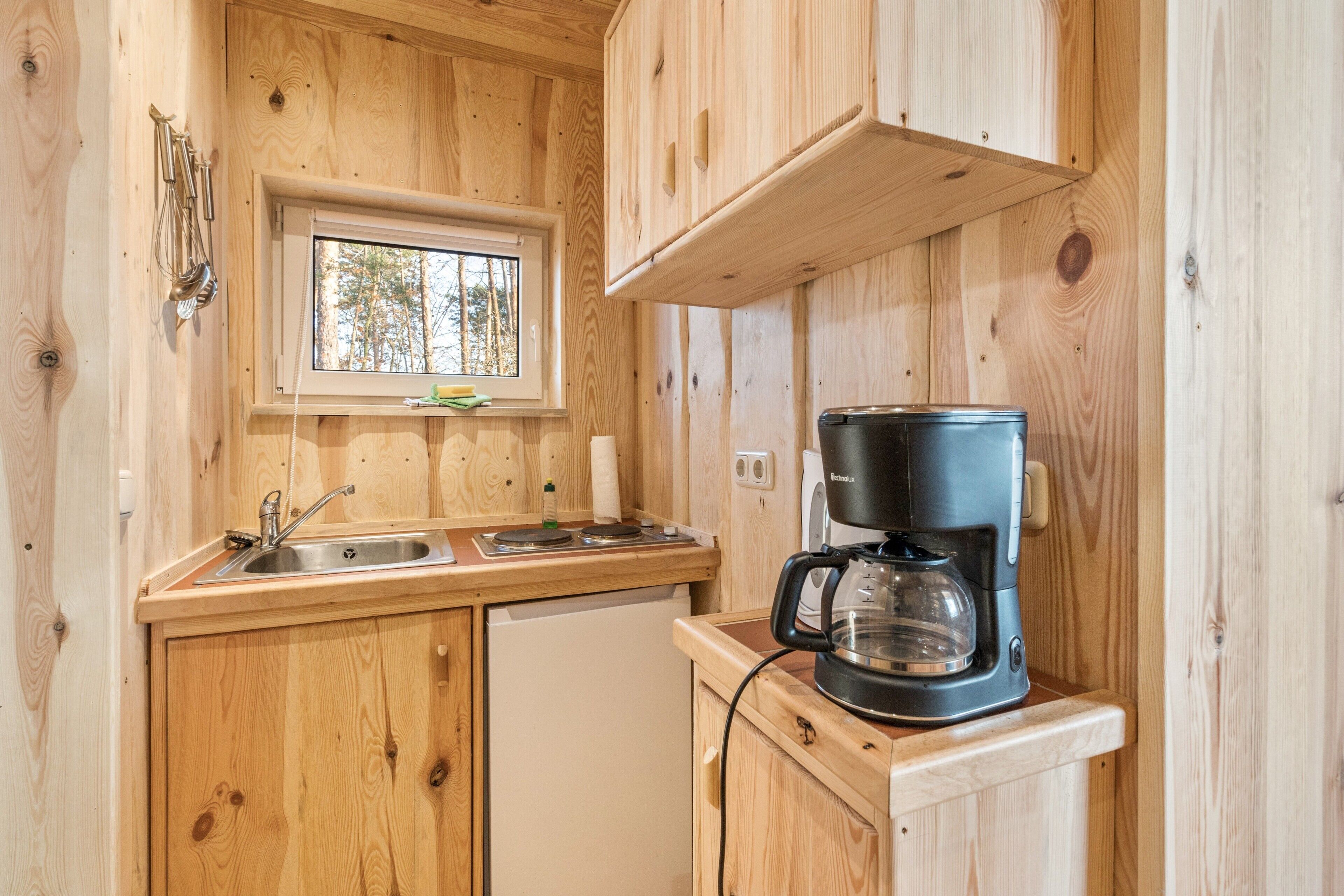 Kühlschrank, Herdplatte, Wasserkocher mit Kaffee-/Teezubehör