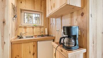 Kühlschrank, Herdplatte, Wasserkocher mit Kaffee-/Teezubehör