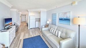 Smart TV - Oceanfront •Private Balcony •Overlooks Heated Pool (Daytona Beach)