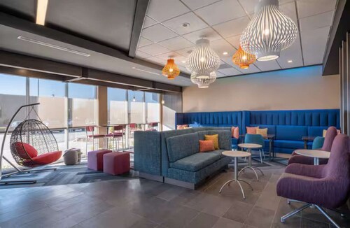 Near to Riverwalk | Indoor Pool + Free Breakfast