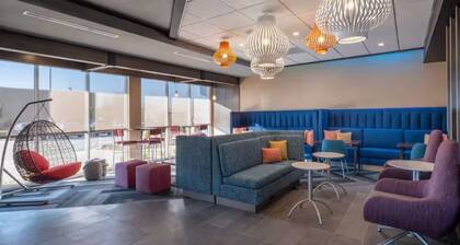 Near to Riverwalk | Indoor Pool + Free Breakfast