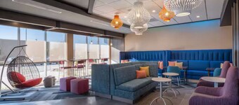 Near Morton Arboretum | Free Breakfast + Pool