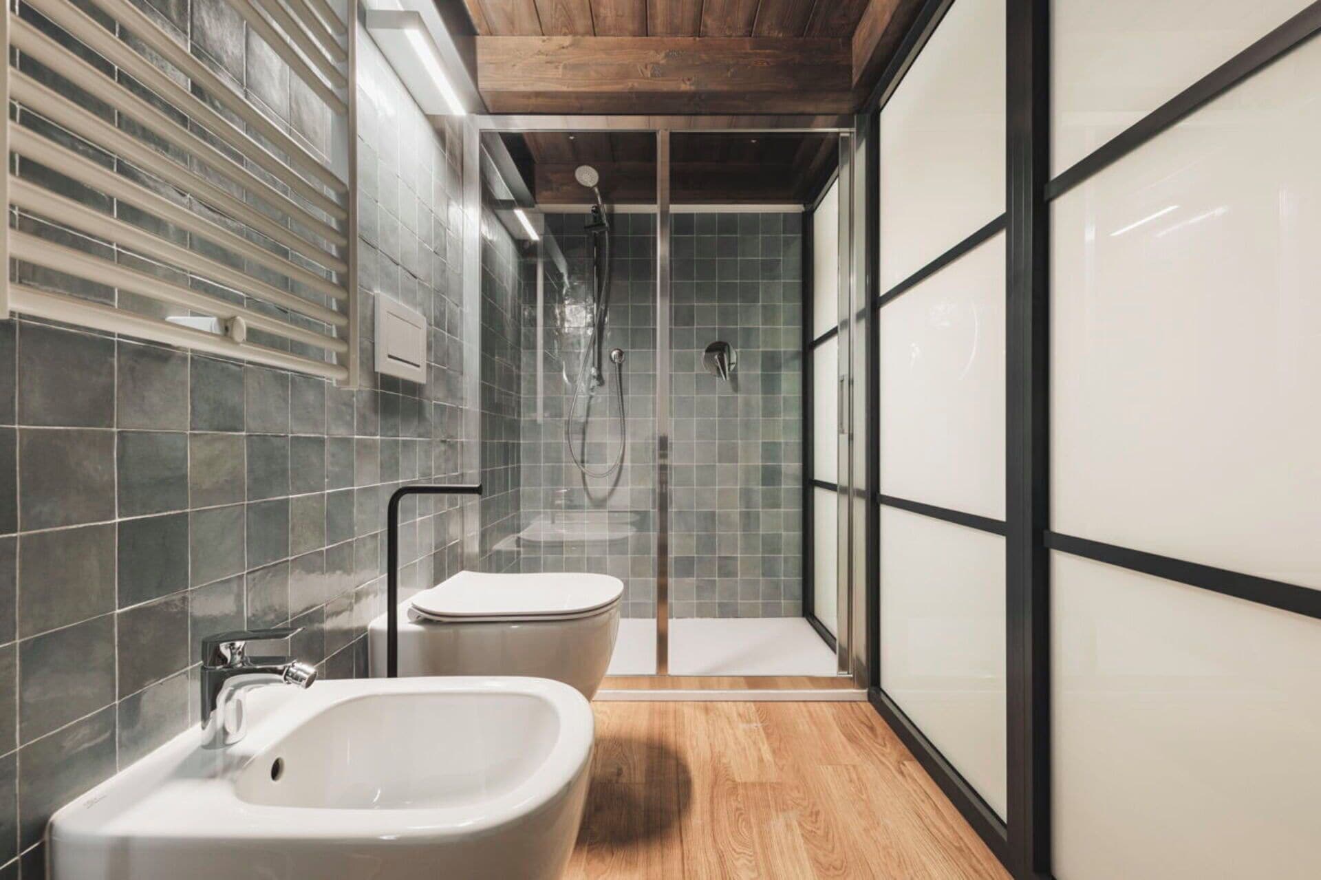 Apartamento Deluxe, balcón, vistas al patio | Baño