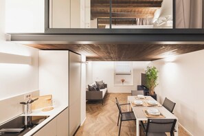 Deluxe Apartment (The Lighthouse Room 001) | Dining