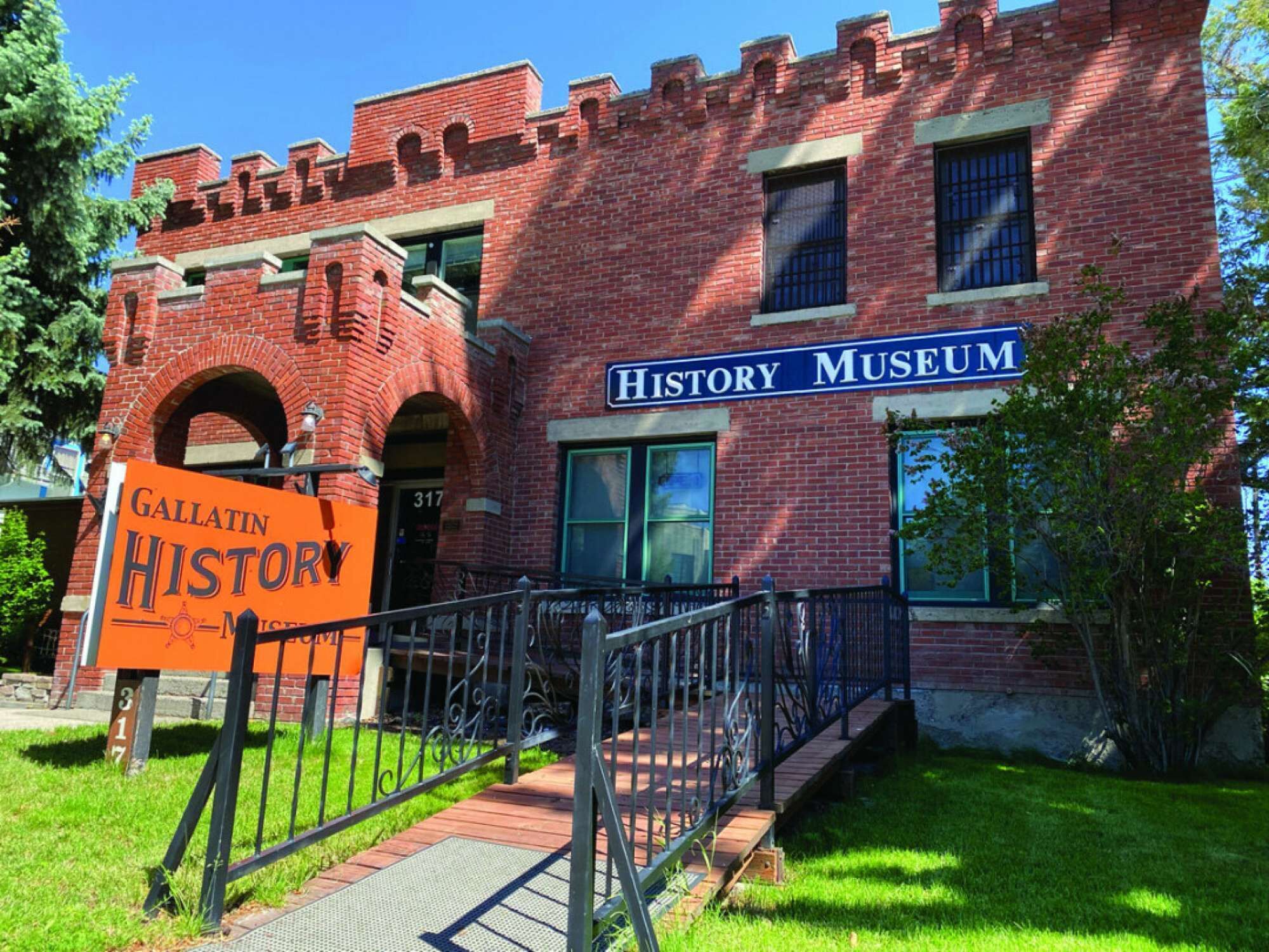 Un bâtiment en briques sur lequel on peut lire l’inscription : « Musée d’histoire ».