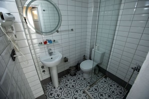 Comfort-herbergi með tvíbreiðu rúmi - svalir - borgarsýn | Baðherbergi | Sturta, hárblásari, handklæði, sápa