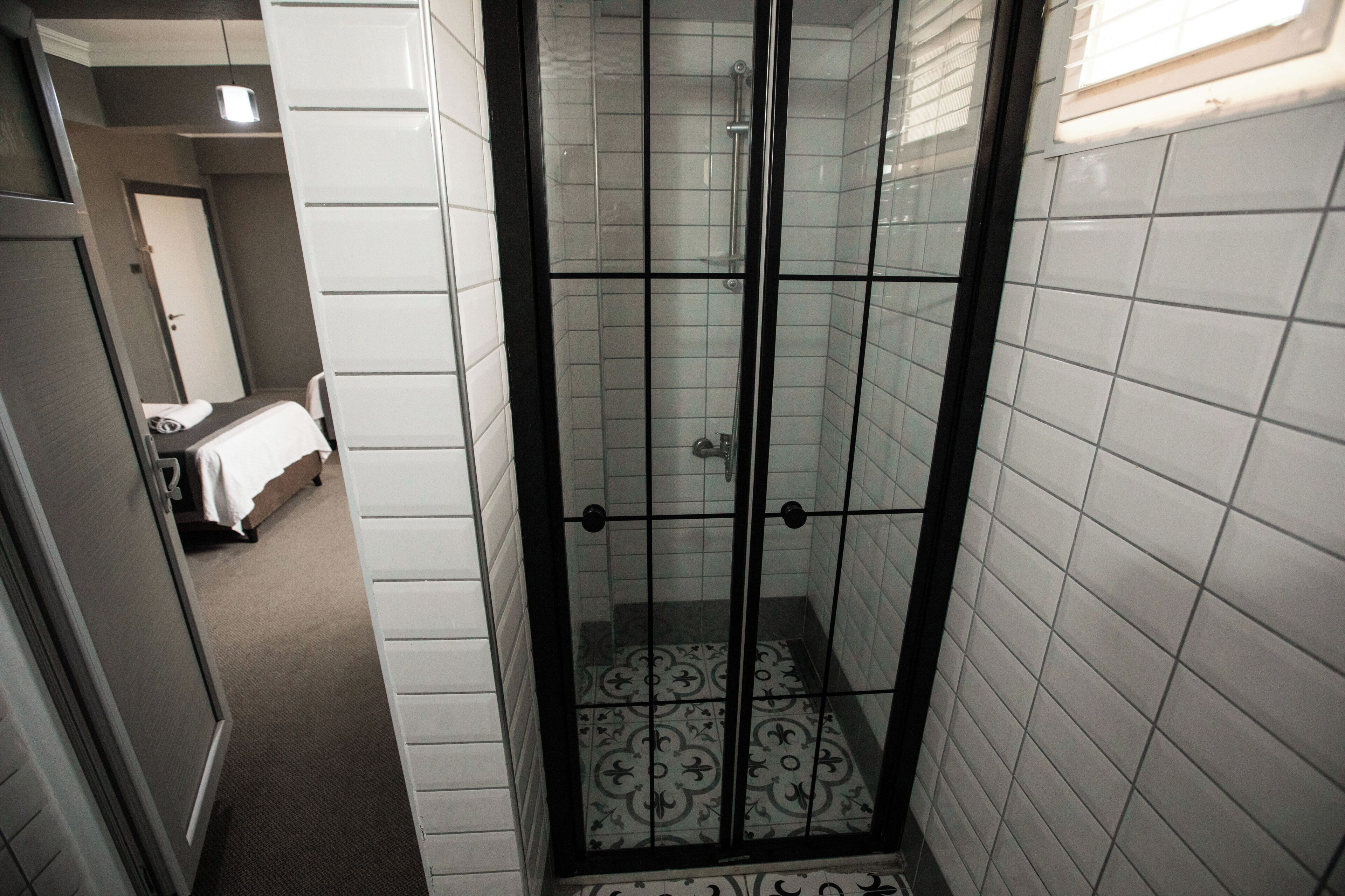 Quarto triplo standard, sacada, vista para a cidade | Banheiro | Chuveiro, secador de cabelo, toalhas de banho, sabonete