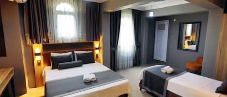 Habitación triple clásica, vista al jardín | Escritorio, espacio para trabajar con laptop y wifi gratis