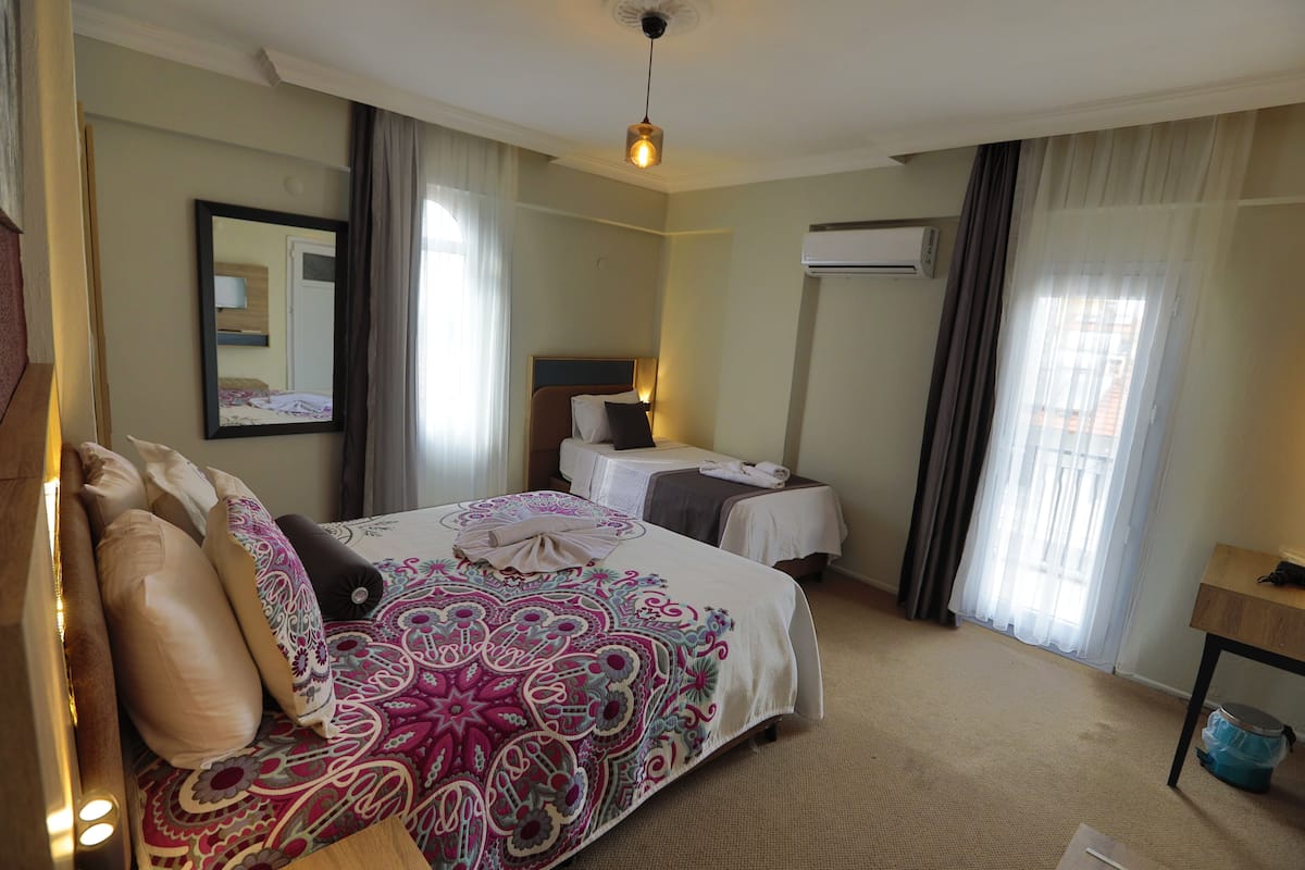 高級三人房, 露台, 城市景 | 書桌、手提電腦工作空間、免費 Wi-Fi