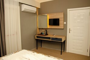 Meja kerja, ruang kerja ramah laptop, dan Wi-Fi gratis