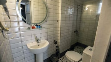 Standard Twin Room, Garden View | Bathroom