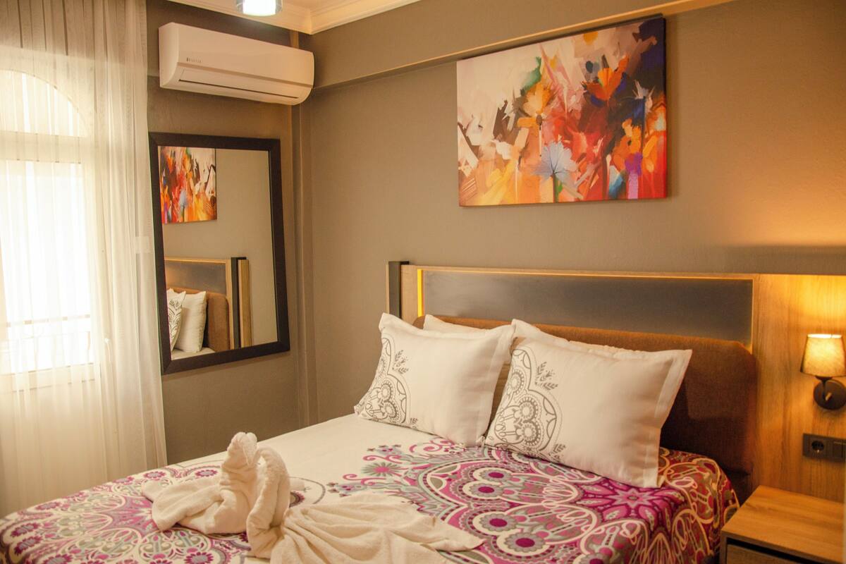 Meja kerja, ruang kerja ramah laptop, dan Wi-Fi gratis