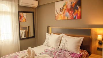 Escritorio, espacio para trabajar con laptop y wifi gratis