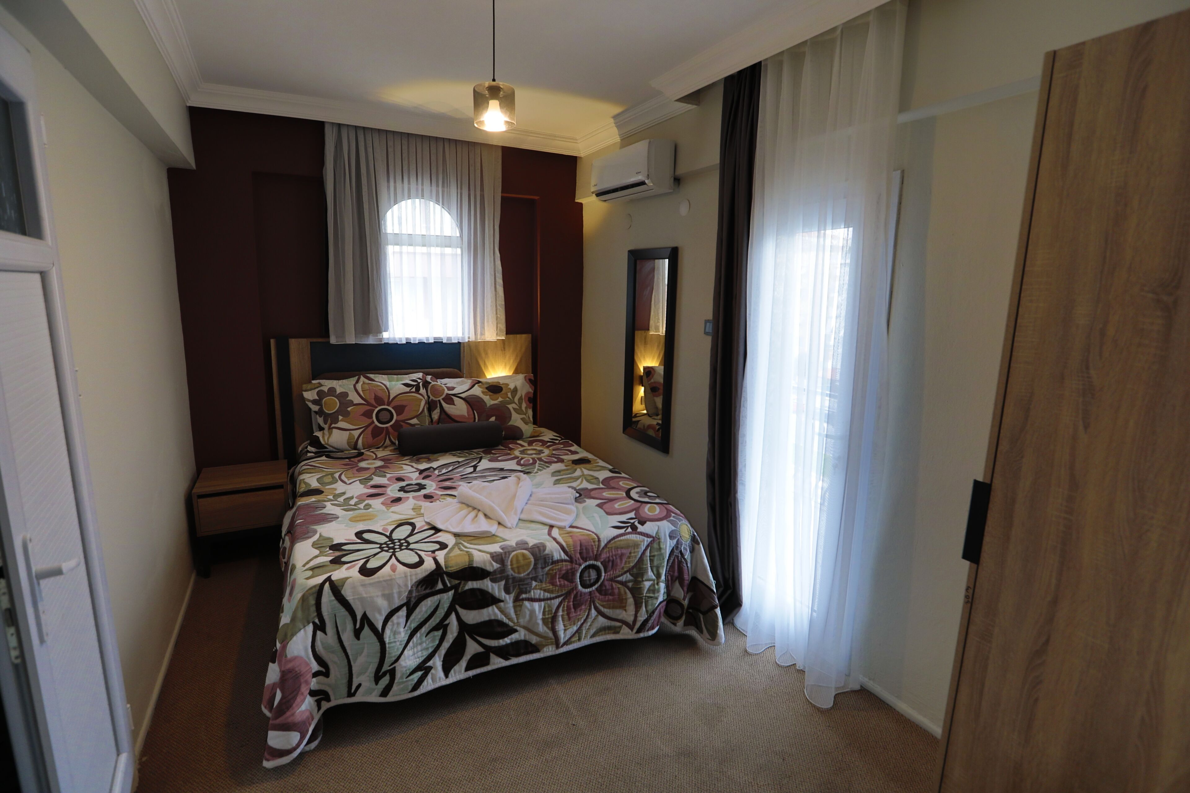 Standard-Doppelzimmer, Balkon, Stadtblick | Schreibtisch, laptopgeeigneter Arbeitsplatz, kostenloses WLAN