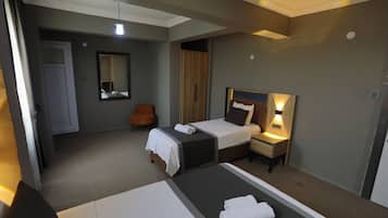 Quarto triplo standard, sacada, vista para a cidade | Escrivaninha, espaço de trabalho para notebook, Wi-Fi de cortesia