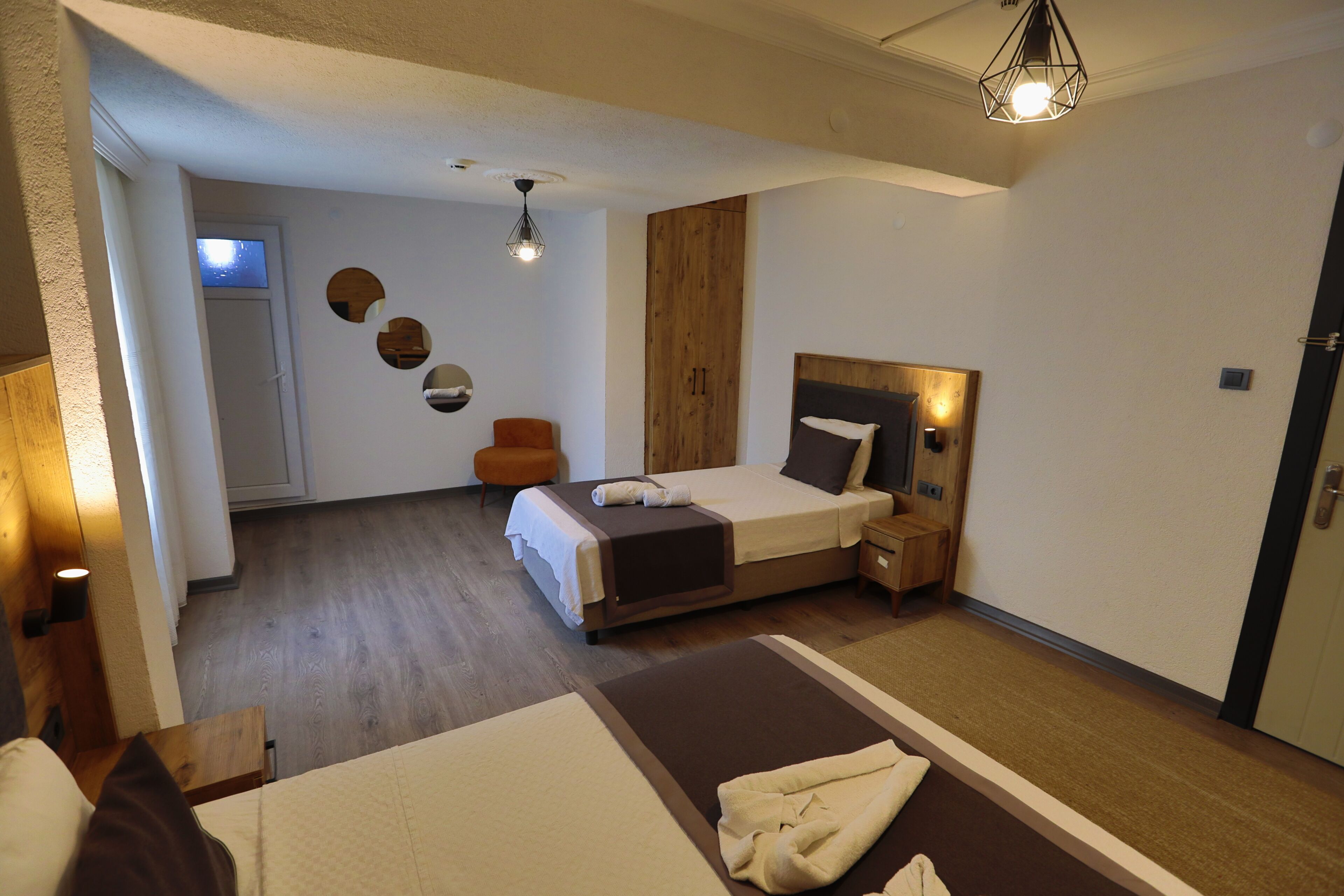 Standard-Dreibettzimmer, Balkon, Stadtblick | Schreibtisch, laptopgeeigneter Arbeitsplatz, kostenloses WLAN