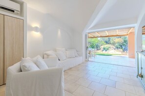 TV - Holiday Home 'Apartment in Porto Cervo' with Shared Pool, Wi-Fi & Air Conditioning (Porto Cervo)