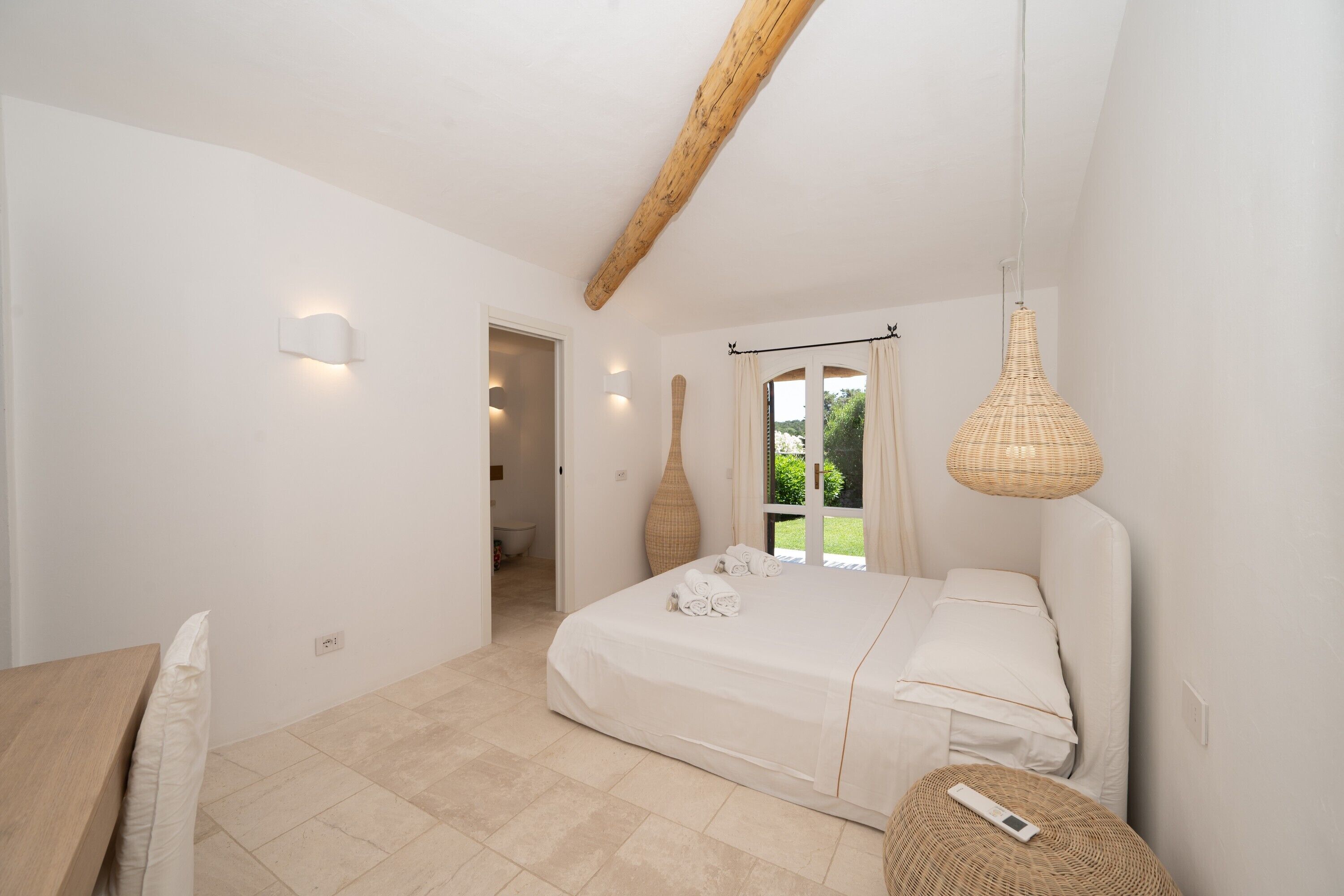 Tabla de planchar con plancha, wifi, ropa de cama