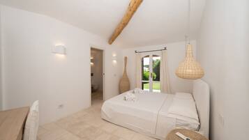 Tabla de planchar con plancha, wifi, ropa de cama
