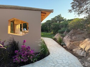 Property grounds - Holiday Home 'Apartment in Porto Cervo' with Shared Pool, Wi-Fi & Air Conditioning (Porto Cervo)