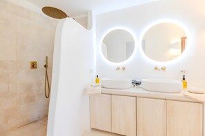 Shower, hair dryer, towels - Holiday Home 'Apartment in Porto Cervo' with Shared Pool, Wi-Fi & Air Conditioning (Porto Cervo)