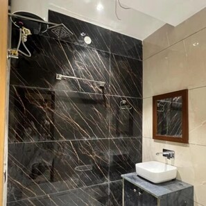 Camera doppia | Bagno | Doccia, pantofole, asciugamani