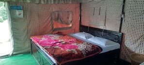 Tienda de campaña básica, vista a la montaña