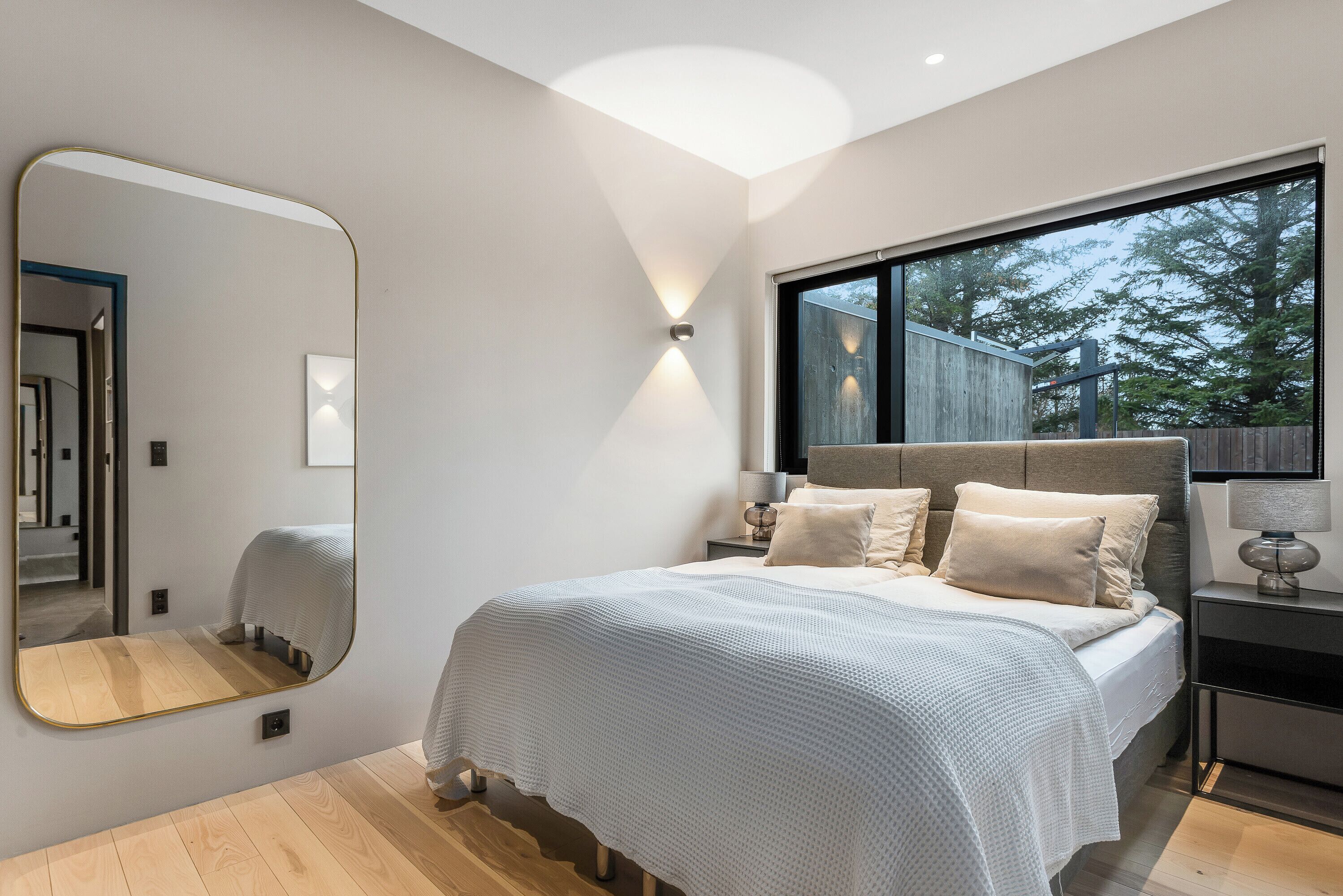 Iron/ironing board, travel crib, WiFi, bed sheets