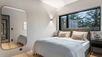 Iron/ironing board, travel crib, WiFi, bed sheets
