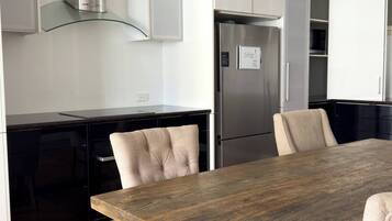 Apartment, 2 Bedrooms, Accessible, City View | Dining