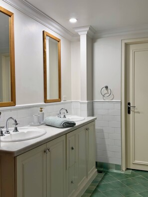 Apartment, 2 Bedrooms, Accessible, City View | Bathroom - King Street Retreat! (Perth)