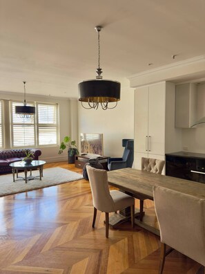 Lejlighed - 2 soveværelser - handicapvenligt - byudsigt | Spisestue