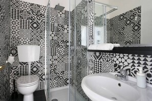 Regadera, toallas, shampoo, papel de baño 
