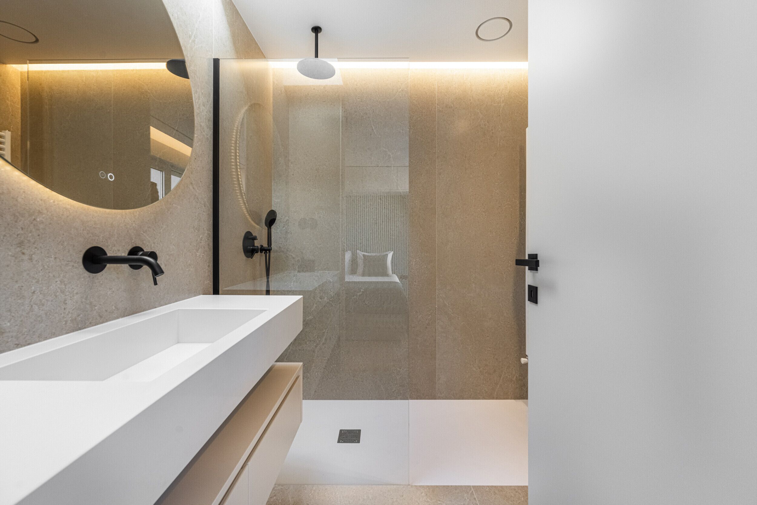 Chuveiro, secador de cabelo, toalhas de banho 