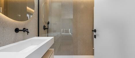 Chuveiro, secador de cabelo, toalhas de banho