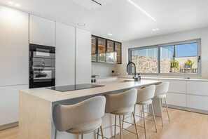 Geladeira, micro-ondas, fogão, lava-louças