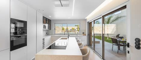 Kühlschrank, Mikrowelle, Ofen, Geschirrspüler