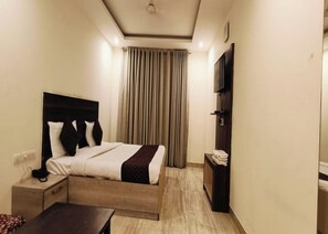 Deluxe Double Room | Laptop workspace, free WiFi - Hotel Lakshmi Palace (New Delhi)