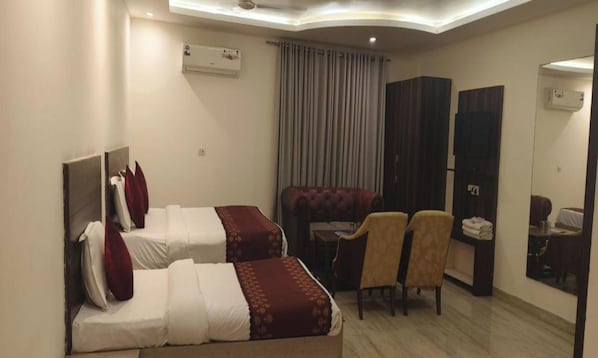 Espacio para trabajar con un portátil, wifi gratis, ropa de cama
