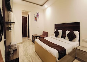 Deluxe Double Room | Laptop workspace, free WiFi - Hotel Lakshmi Palace (New Delhi)