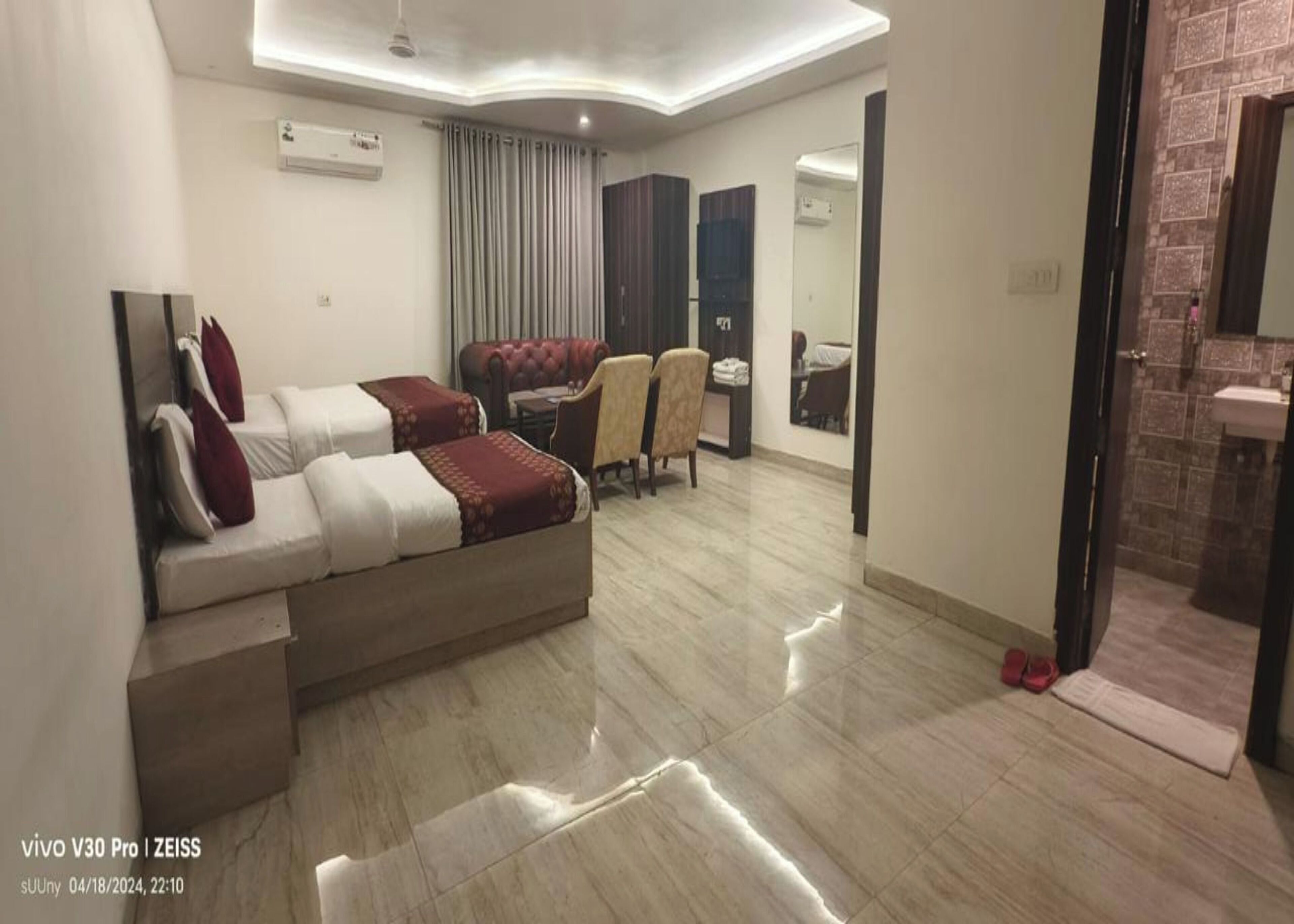 مساحة عمل للكمبيوتر المحمول وواي فاي مجانًا وملاءات أسرّة