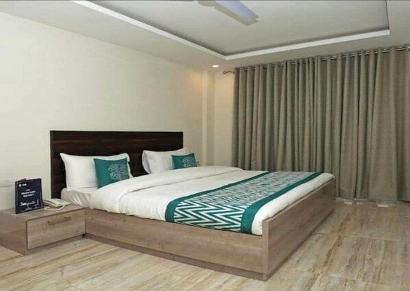 مساحة عمل للكمبيوتر المحمول وواي فاي مجانًا وملاءات أسرّة