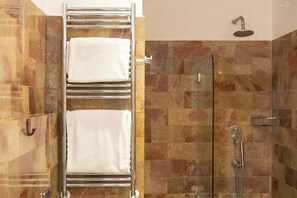 Apartment | Bathroom | Shower, rainfall showerhead, free toiletries, towels - Rental in Rome Pateras Garden Apartment (Rome)