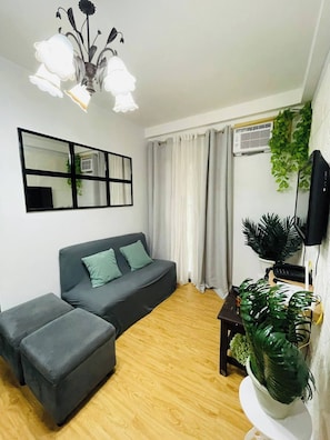 Apartment, 1 Schlafzimmer, barrierefrei, Balkon | Wohnbereich | Bücher
